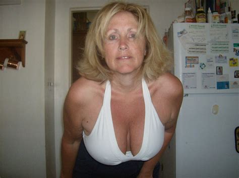 voyeuy moms hot cleavage
