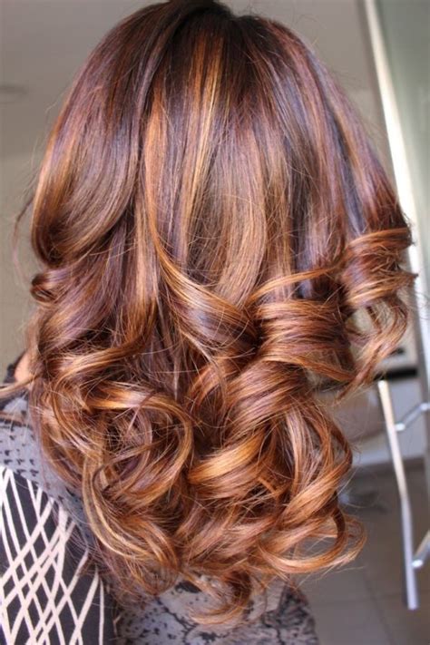 I capelli color cannella stanno bene a chi ha un incarnato chiaro, occhi verdi o azzurri. Pin von Lady Kaos auf capelli in 2020 | Balayage