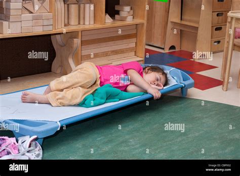 4 Jahre Alte Kindergarten Mädchen Schläft Auf Einem Feldbett Während
