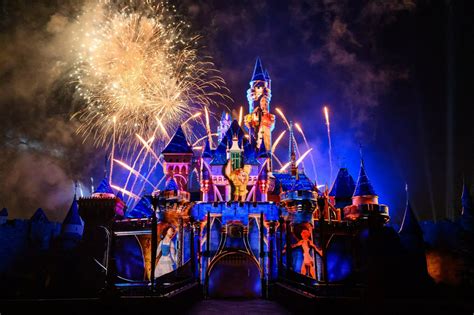 top  reasons  visit disneyland resort  disney celebration