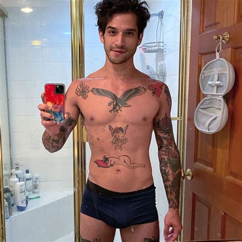teen wolf star tyler posey says he s hooked up with men and shows off