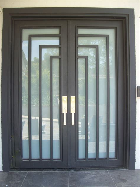 puertas de metal de dos hojas puertas de hierro modernas  de forja estas puertas abatibles