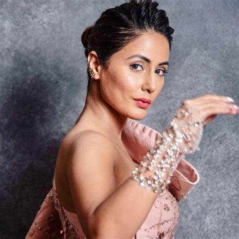 Hina Khan Stuns In A Pink Sexy Gown At Gold Awards 2019 Photos Go Viral