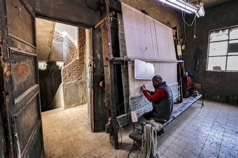egyptian artisans carve  path  world luxury markets  pictures