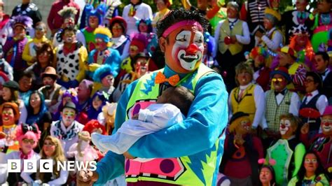 creepy clowns professionals condemn scary sightings craze bbc news