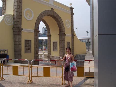 border gate photo