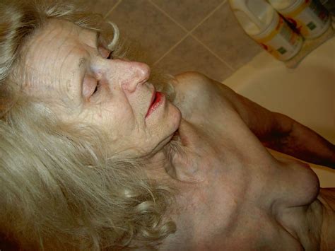 very skinny old amateur granny posing naked pichunter