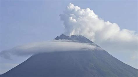 Indonesias Merapi Volcano Spews Hot Clouds 500 Evacuated