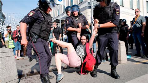 Russian Police Beat Arrest More Than 1 000 Protesting Exclusion Of
