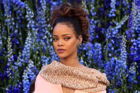 rihanna defended rachel dolezal the white woman who claimed to be