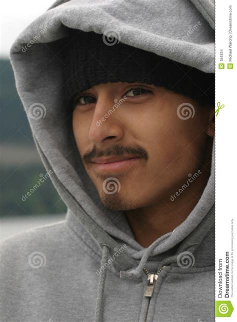 glimlachende spaanse tiener stock foto afbeelding