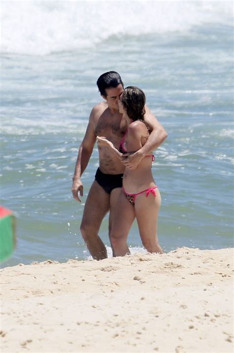 ego felipe folgosi beija loira na praia e sai animado do mar notícias de famosos