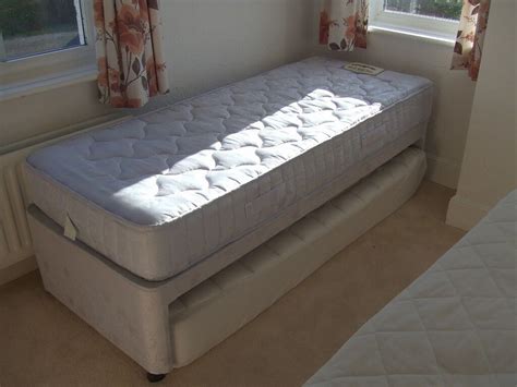 single guest bed ft   ft    retracting mattress