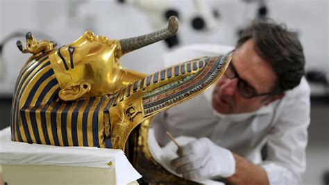 Egypt Moves Bed Chariot Of King Tut To New Museum Al Arabiya English
