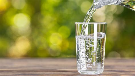 a surprising amount of people drink 4 glasses of water or less each day
