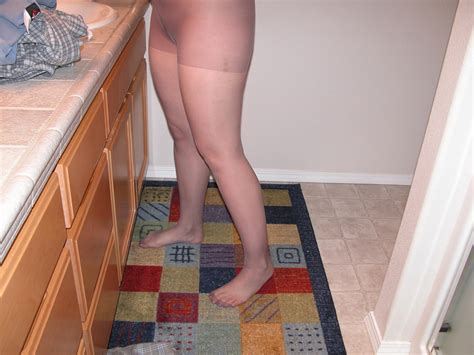 amateur wife in pantyhose fetish porn pic