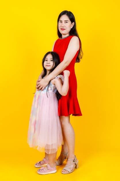 Premium Photo Asian Mom And Daughter Taking Portrait Photo Together