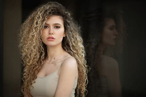 27 top photos blonde curly hair model blonde kinky curly hair tips by