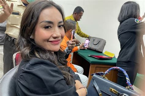 Shinta Bachir Akhirnya Hadiri Sidang Cerainya Dengan Indra Kristanto