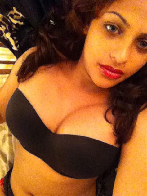 horny desi aunty posing sexy ass teasing lover indian nude girls