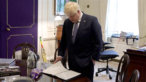 inside the dramatic day boris johnson resigned with tears chocolate