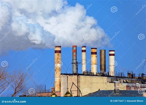 grote fabriek met rokende schoorstenen stock afbeelding image  lucht nave