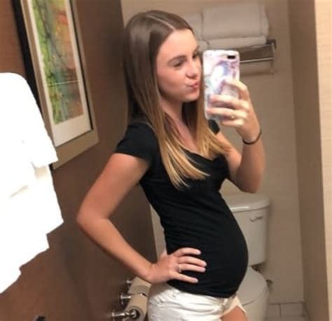 diner cancels interview with pregnant girl sees response and regrets