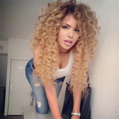 Blonde Curly Hair Hair Colar And Cut Style