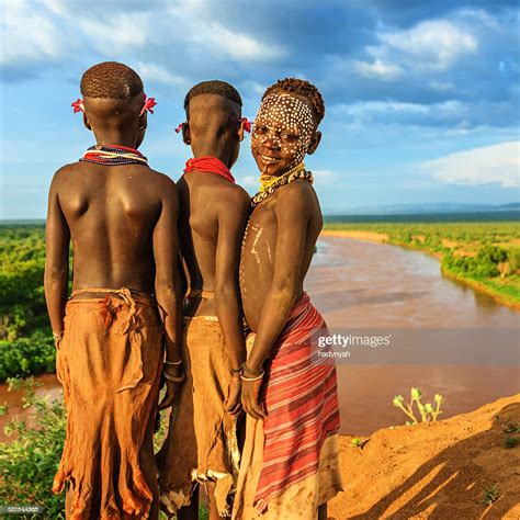jeunes garçons de culture karo Éthiopie afrique photo getty images