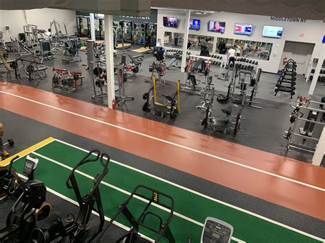 golds gym celebrates grand opening   middletown location