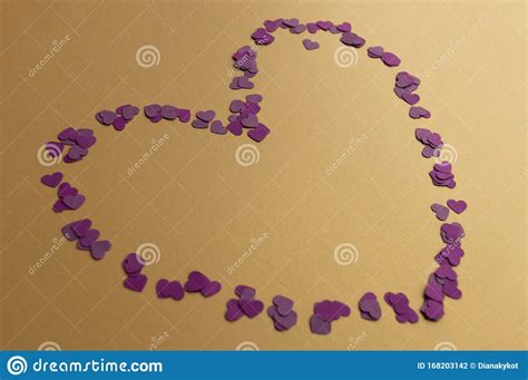 valentijns hart gemaakt van kleine paarse details op de gouden achtergrond vakantie stock foto