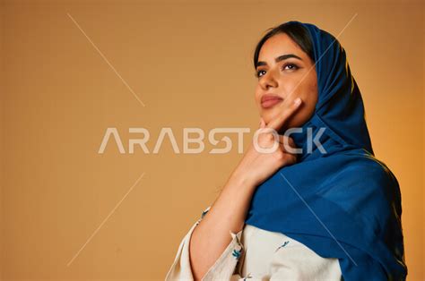 بورتريه لإمرأة عربية خليجية سعودية تضع يدها على ذقنها، رؤية مستقبلية