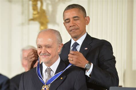 president obama awards medal  freedom upicom
