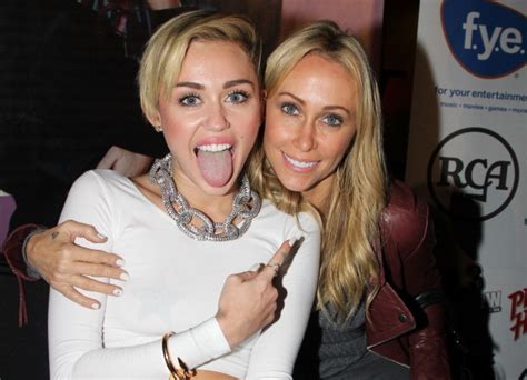 Miley Cyrus Mom Talks About Miley S Wedding Dress