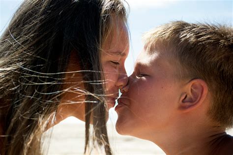 Photo Libre De Droit De Frère Baise Sa Soeur Frère Et Sœur Sembrassent