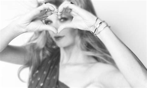 post a picture of taylor making heart with her hands