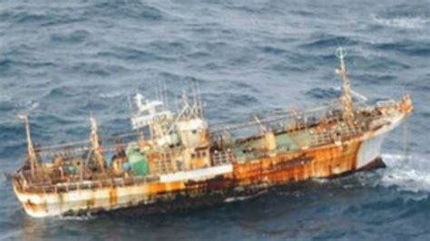 navio fantasma à deriva desde tsunami é afundado a tiros de canhão