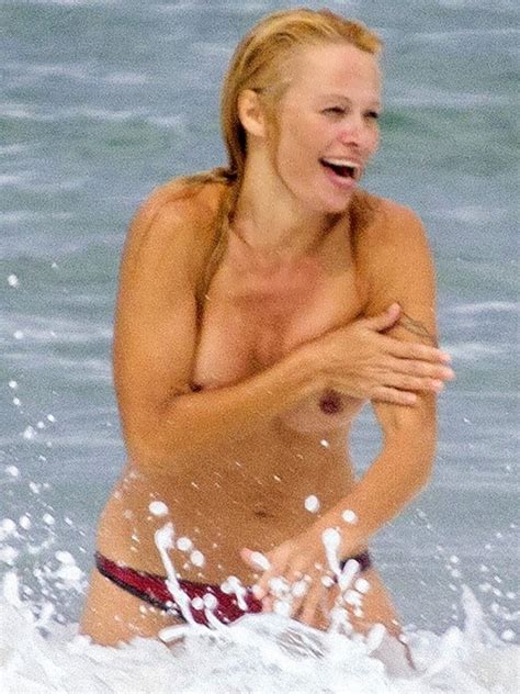 20 celebrities caught topless at the beach nsfw chaostrophic