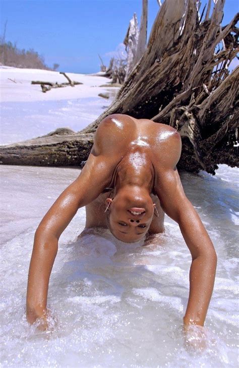 magnifique fille noire aux gros seins sur la plage