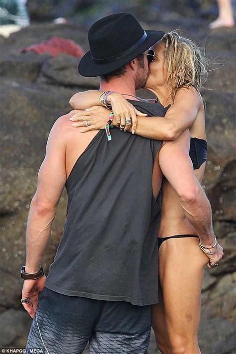 Elsa Pataky 41 Flaunts Her Sizzling Figure In A Tiny