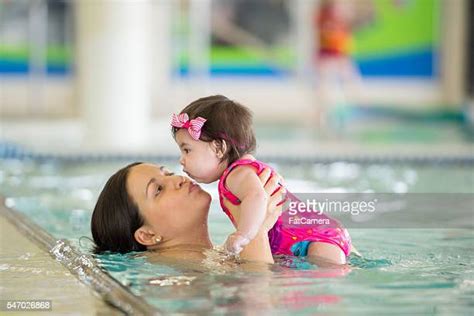 Girls Kissing In Pool Photos Et Images De Collection Getty Images