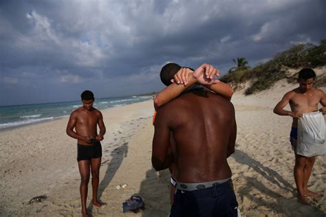 Los Gays En La Habana Prefieren Encontrar El Amor En El Mundo Real No