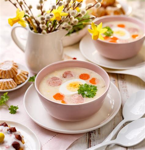 poolse pasen soep witte borscht met de toevoeging van witte worst en een hard gekookt ei