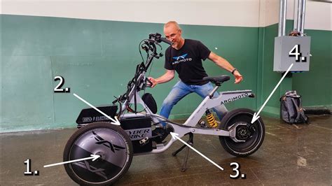 arcimoto unveils  wheels   motors drive  charging  trike