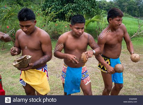 Música Y Baile En La Aldea De La Tribu Indígena Embera