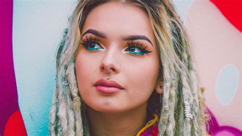 zhavia signed to columbia records and collabed with french