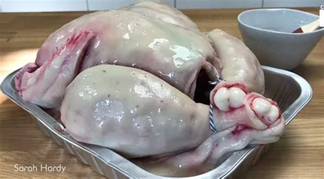 This Baker Made An Incredibly Realistic Turkey Cake