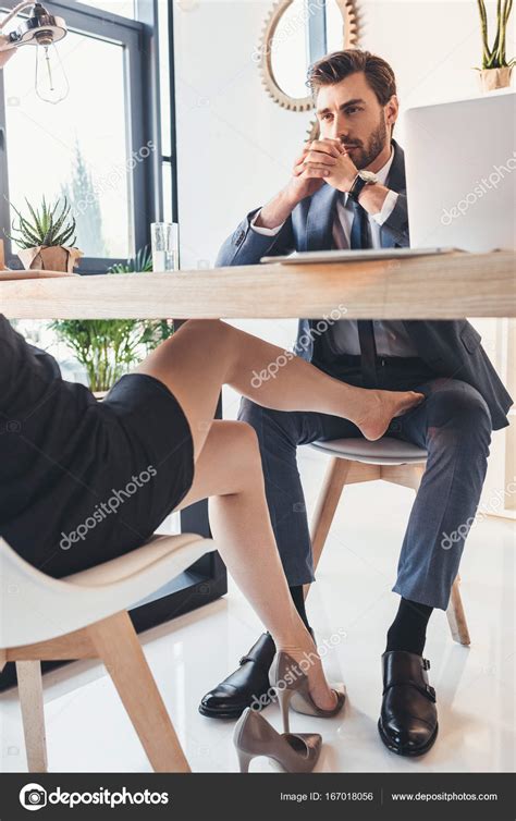 Frau Flirtet Mit Mann Unter Tisch Stockfoto © Dimabaranow 167018056