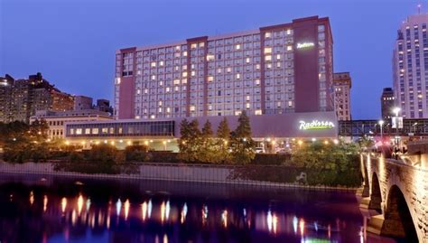 radisson hotel  pay   servers  pocketing service charges