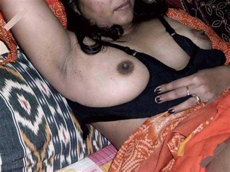 nude indian aunty ne tight chut ka photo dikha ke lund khada kar diya